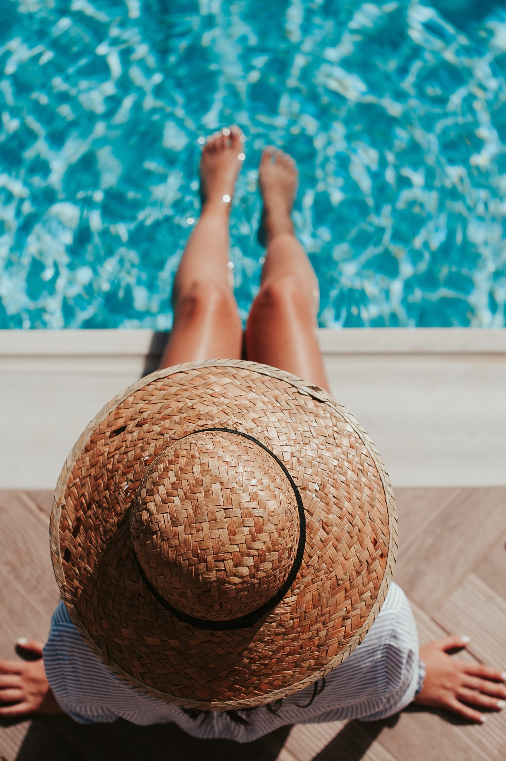 woman-hat-pool